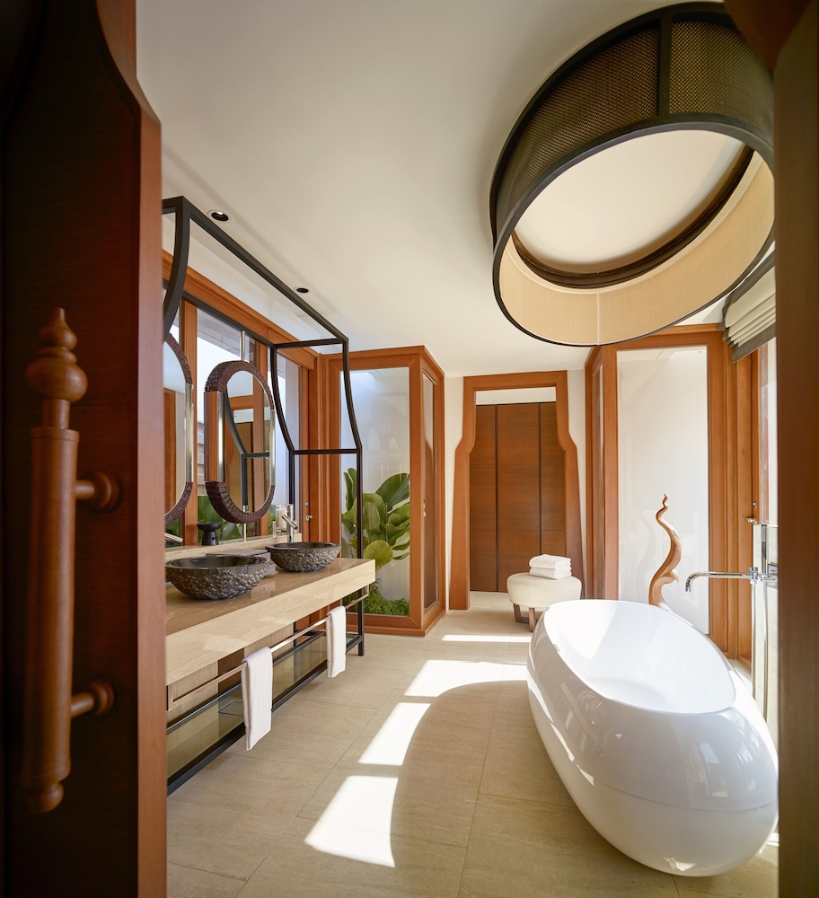 THE RITZ-CARLTON, KOH SAMUI 12/70