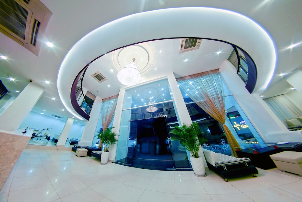 Sunny Hotel 6/54
