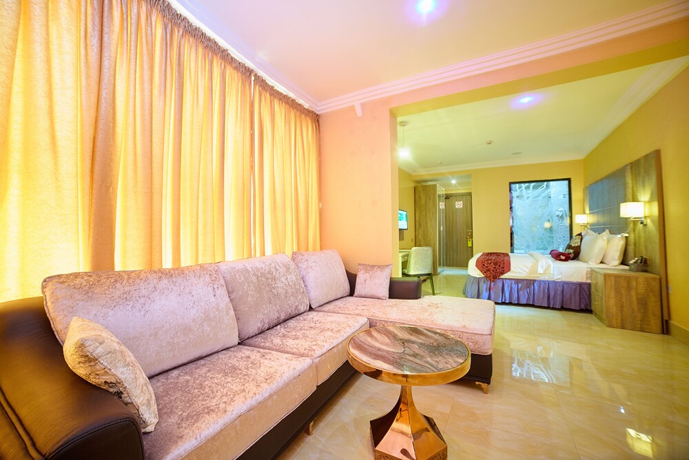 Corinthia Villa Hotel 18/30