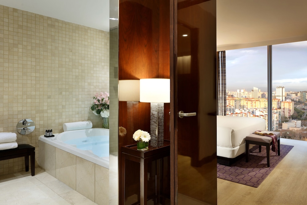 Hyatt Regency Barcelona Tower 23/82