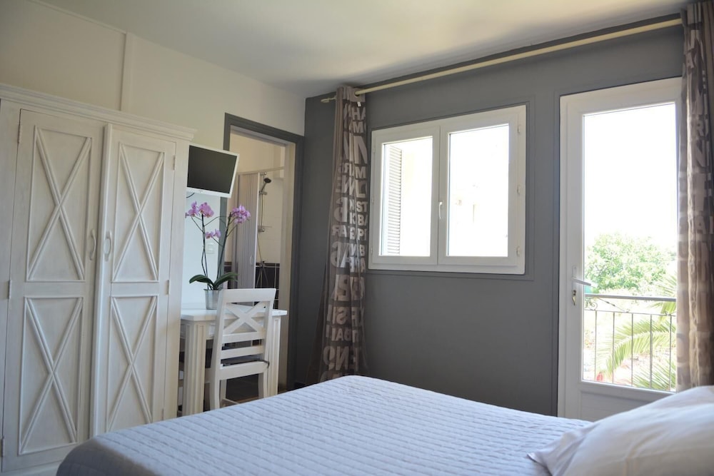 Hotel Le Grillon 10/25