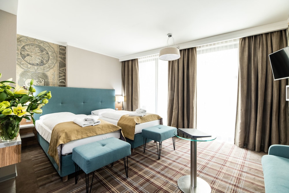 DELUXE, DOUBLE OR TWIN BED
