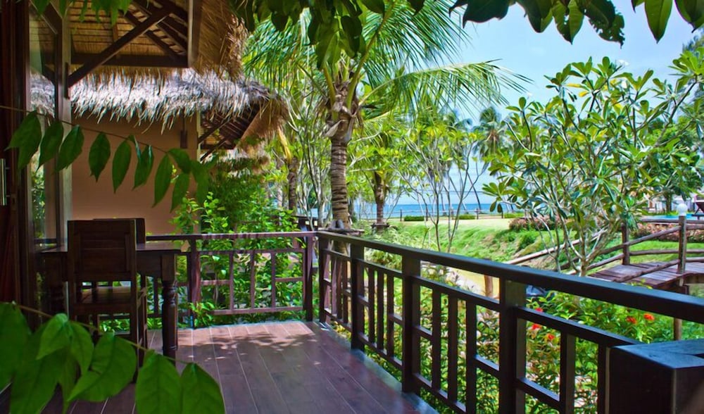 Nana Beach Hotel 7/80