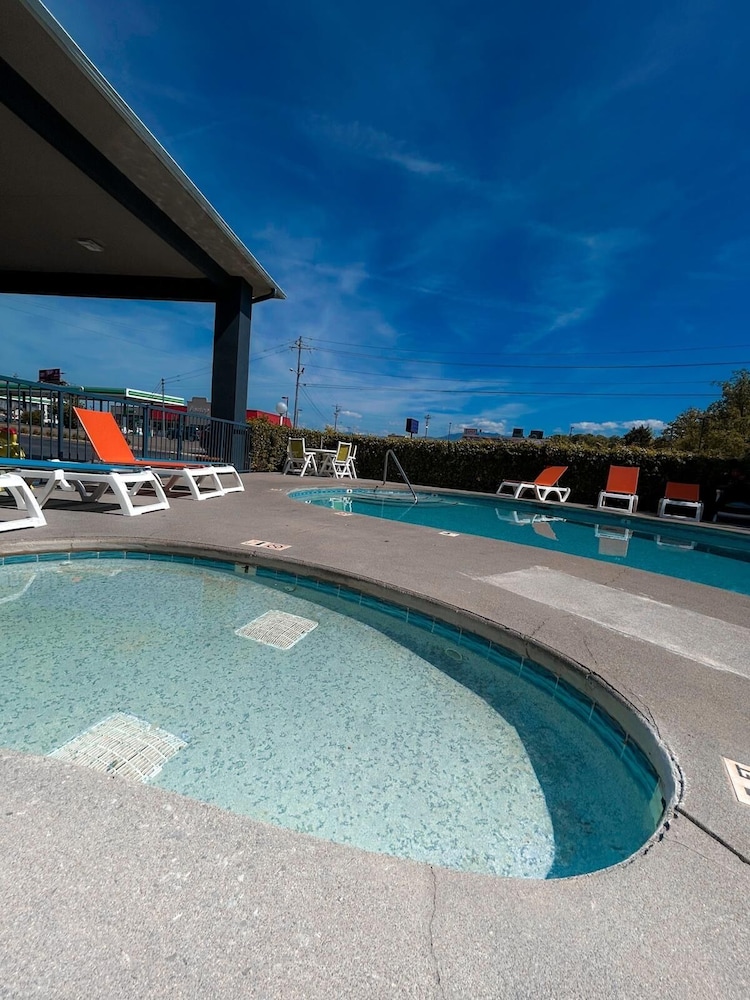 Baymont by Wyndham Pigeon Forge near Island Drive 23/28