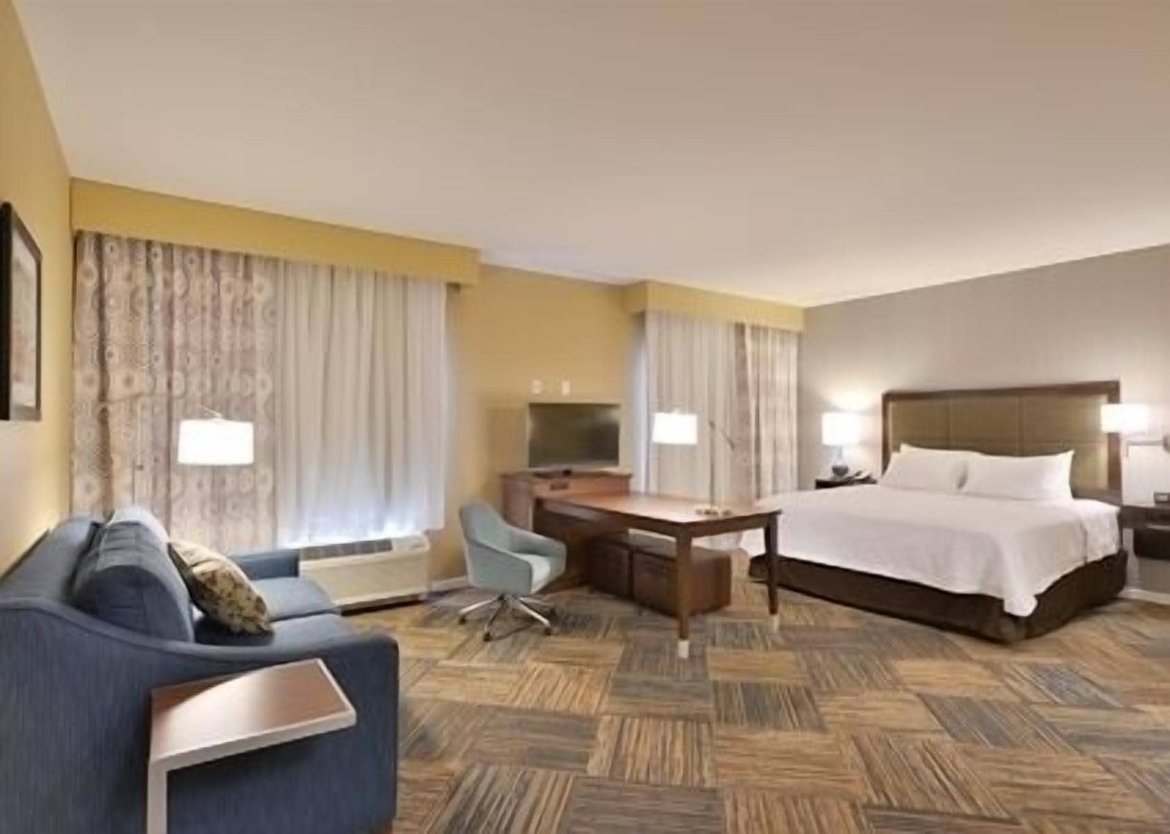 استوديو بسرير كينج مع أريكة لذوي الإعاقة، Hampton Inn Fond du Lac 3/9