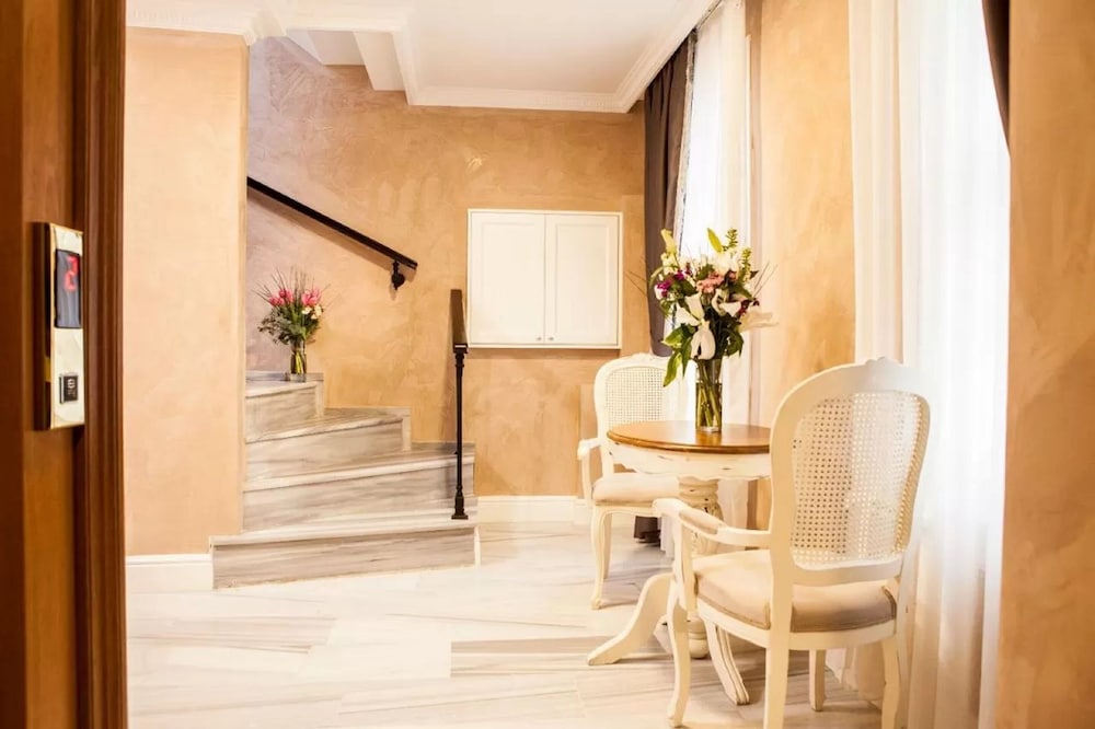 Meroddi Pera Hotel 43/46
