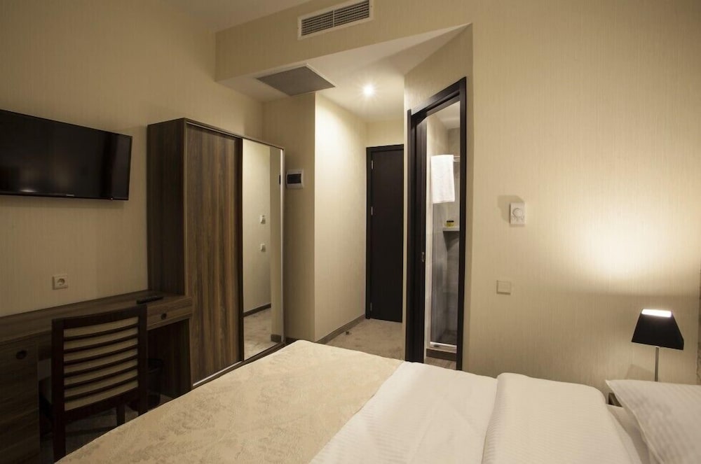 STANDARD, DOUBLE OR TWIN BED, CITY VIEW