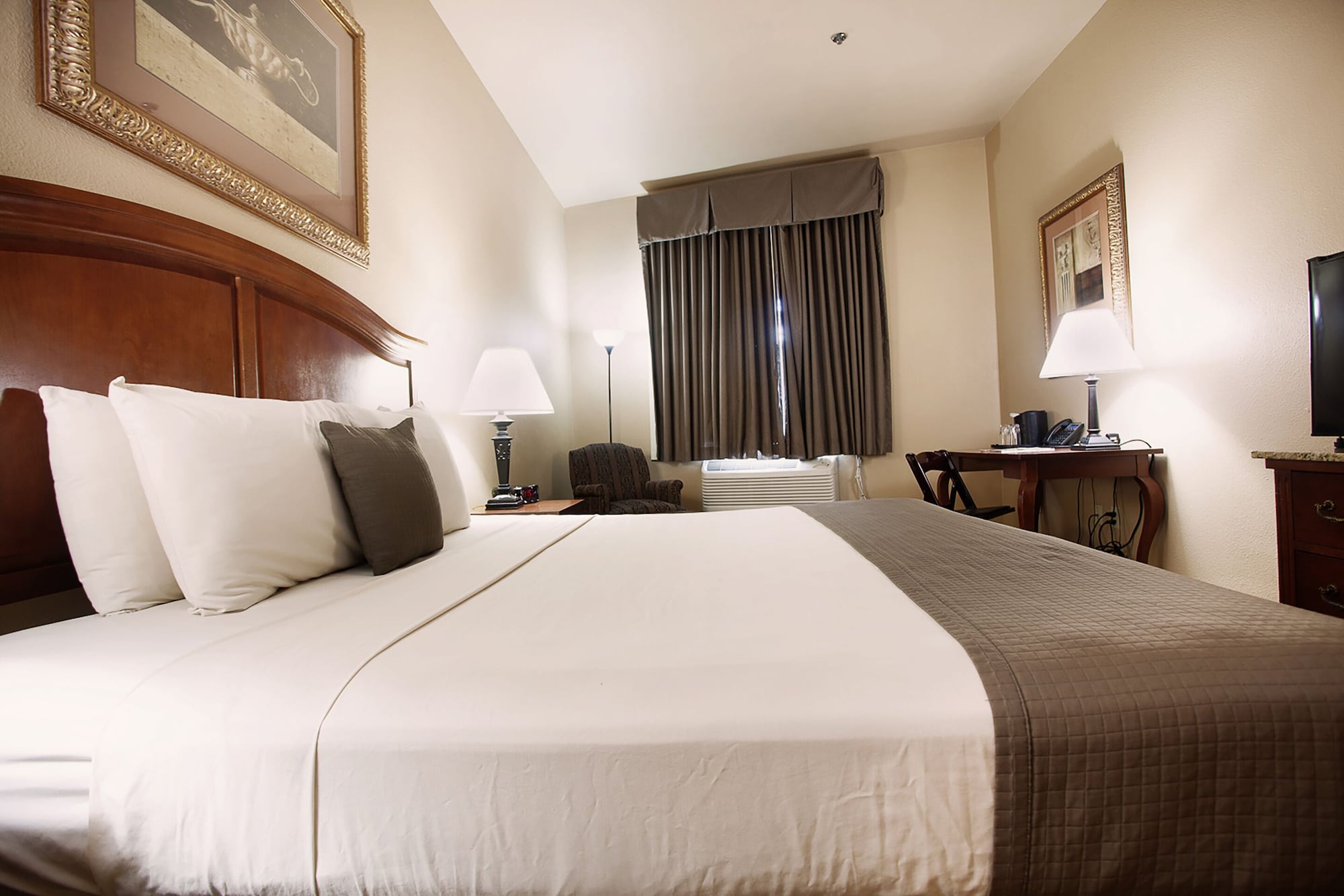 ROOM, KING BED, JETTED TUB