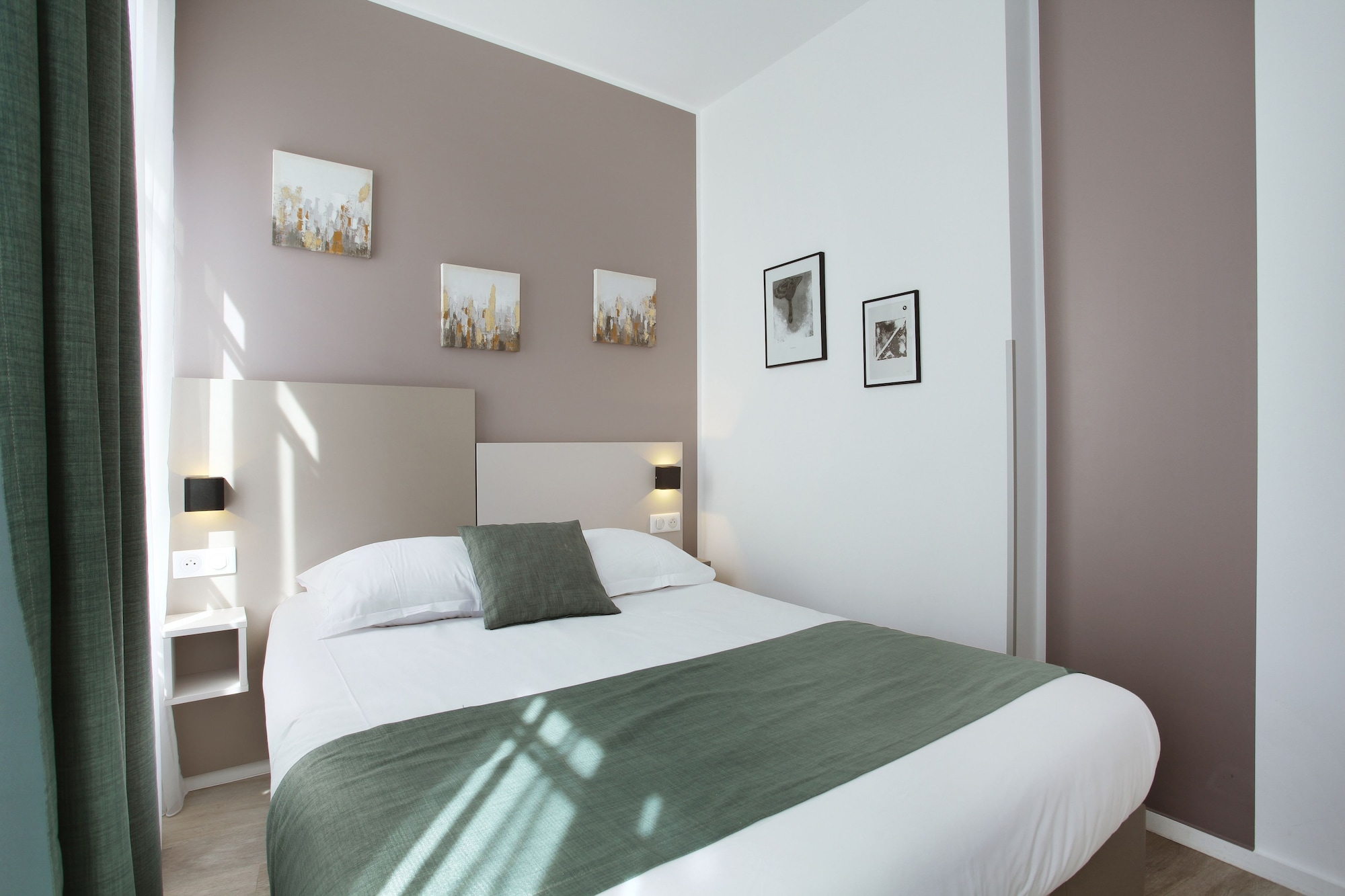 ROOM, DOUBLE BED, SMALL