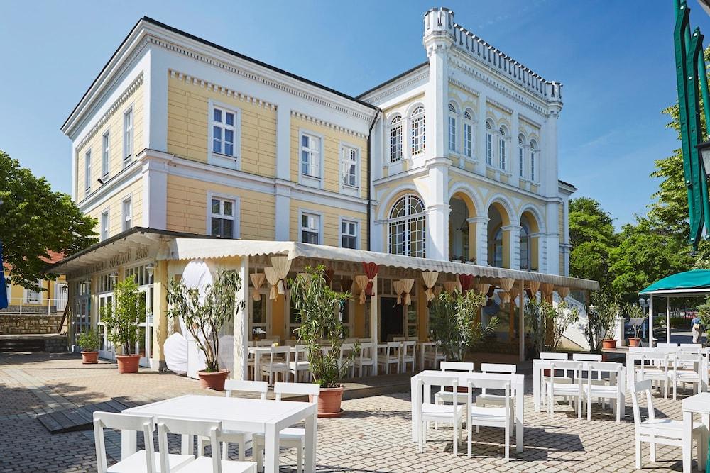 Astoria Hotel and Restaurant 38/41