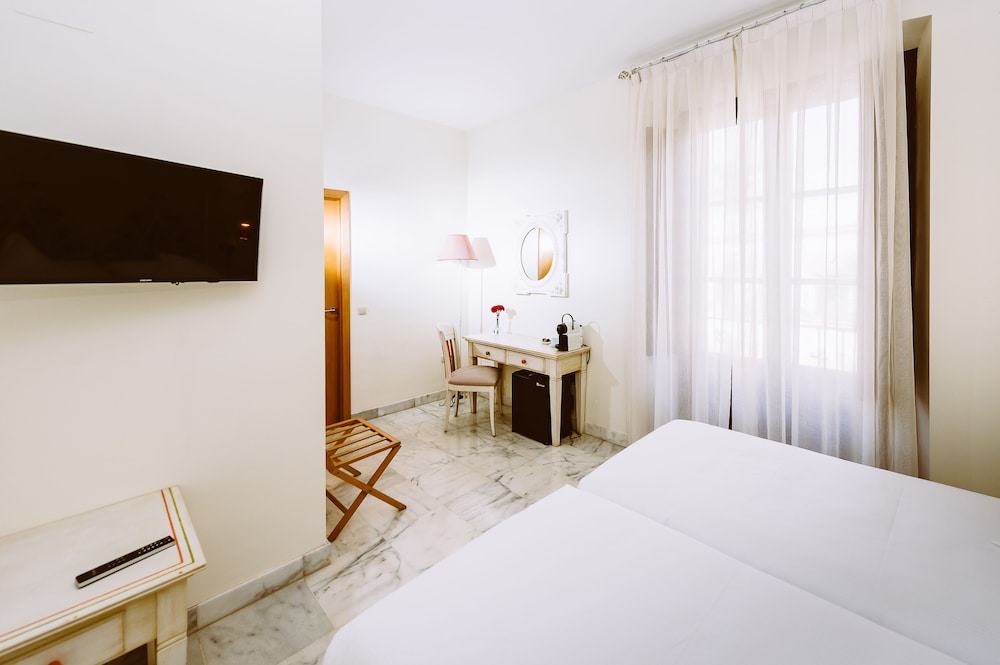 ROOM, TWIN BEDS, CITY VIEW, BALCONY