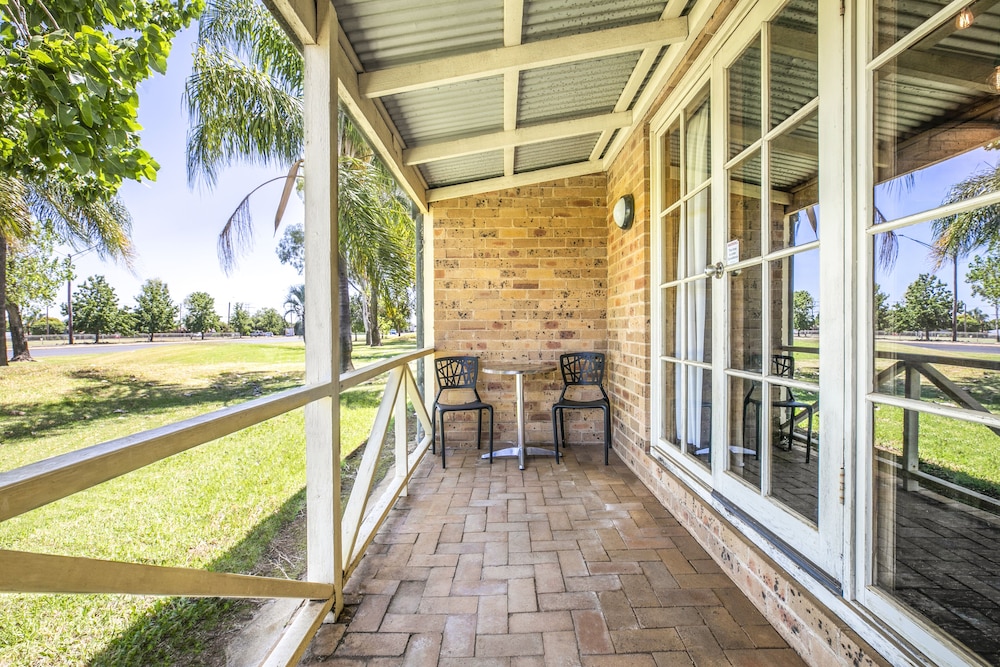 Macquarie Inn 8/66