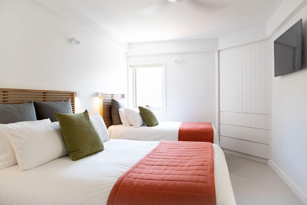 2 BEDROOMS, BEACH FRONT, MIDDLE FLOOR