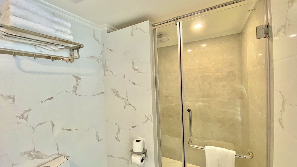 غرفة ديلوكس عائلية بسرير كينج وسرير فردي بإطلالة على البحر بشرفة، Kaani Palm Beach 4/4