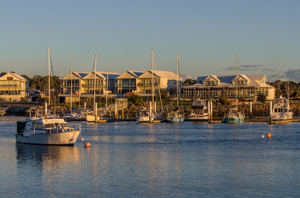 York Cove Hotel 50/59