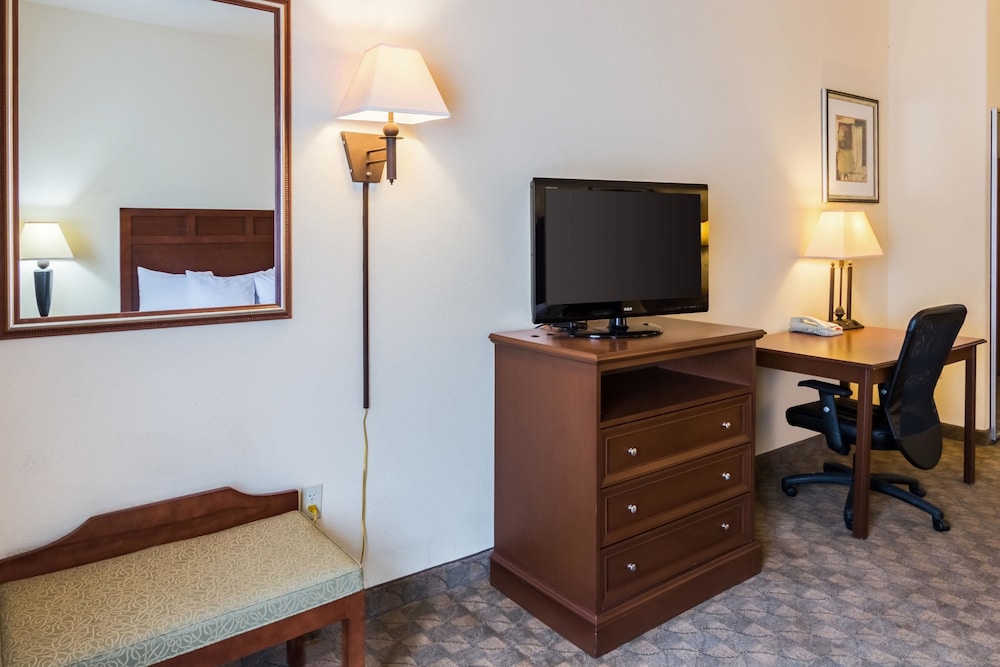 Baymont Inn & Suites by Wyndham Glen Rose 39/46
