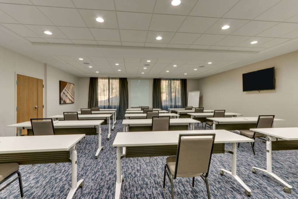 Fairfield Inn & Suites by Marriott Dalton 16/19