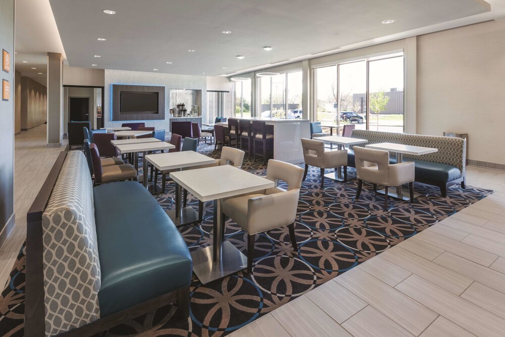 La Quinta Inn & Suites By Wyndham Terre Haute 38/44