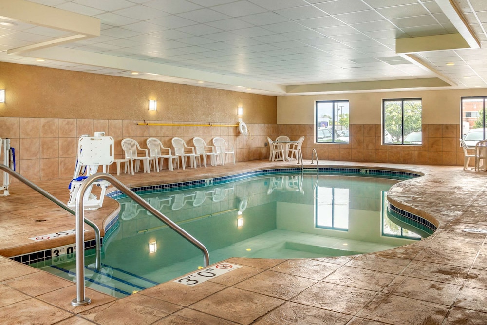Sleep Inn and Suites Airport Milwaukee WI 20/38