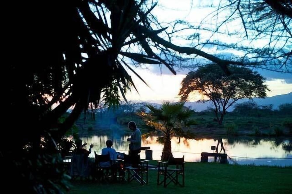 Voyager Ziwani Tented Camp 30/43