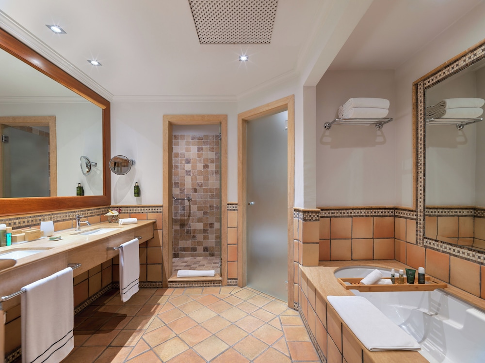 Junior Suite, Single, King Bed, Garden Area