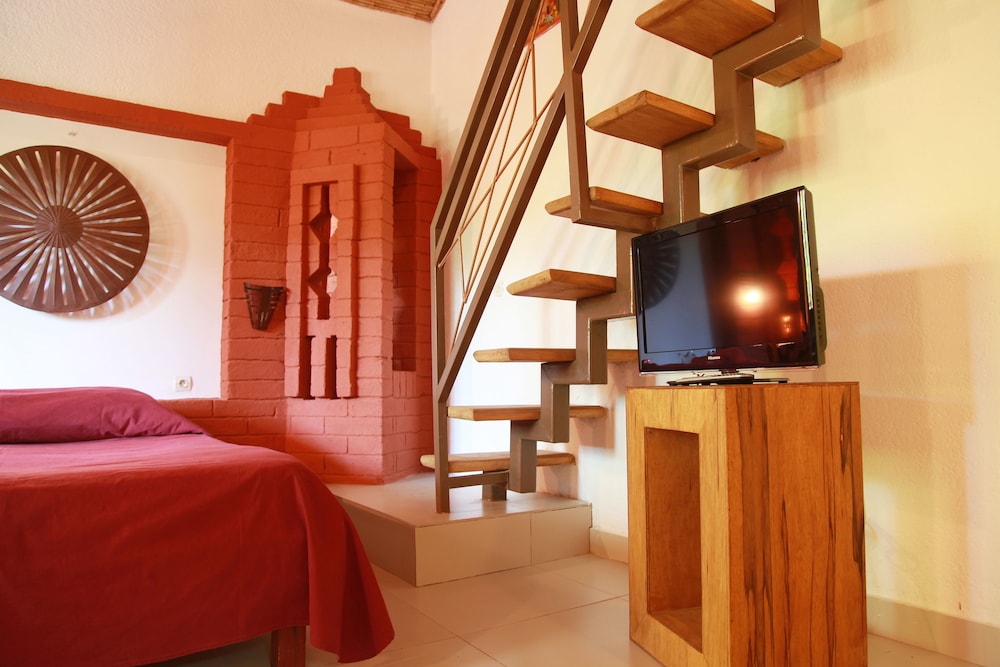 Bougainvillees Hotel 13/36