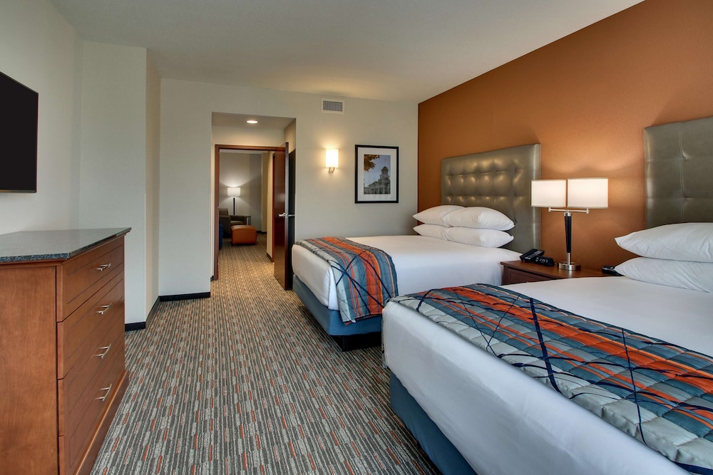 Drury Inn & Suites Iowa City Coralville 15/50