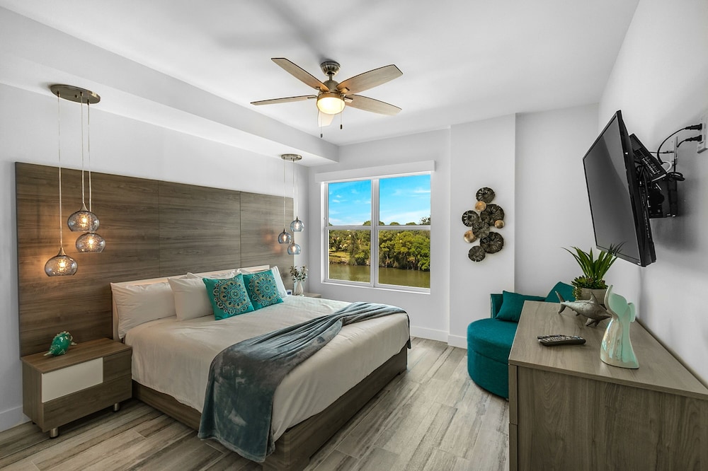 Cape Crossing Resort & Marina 24/68