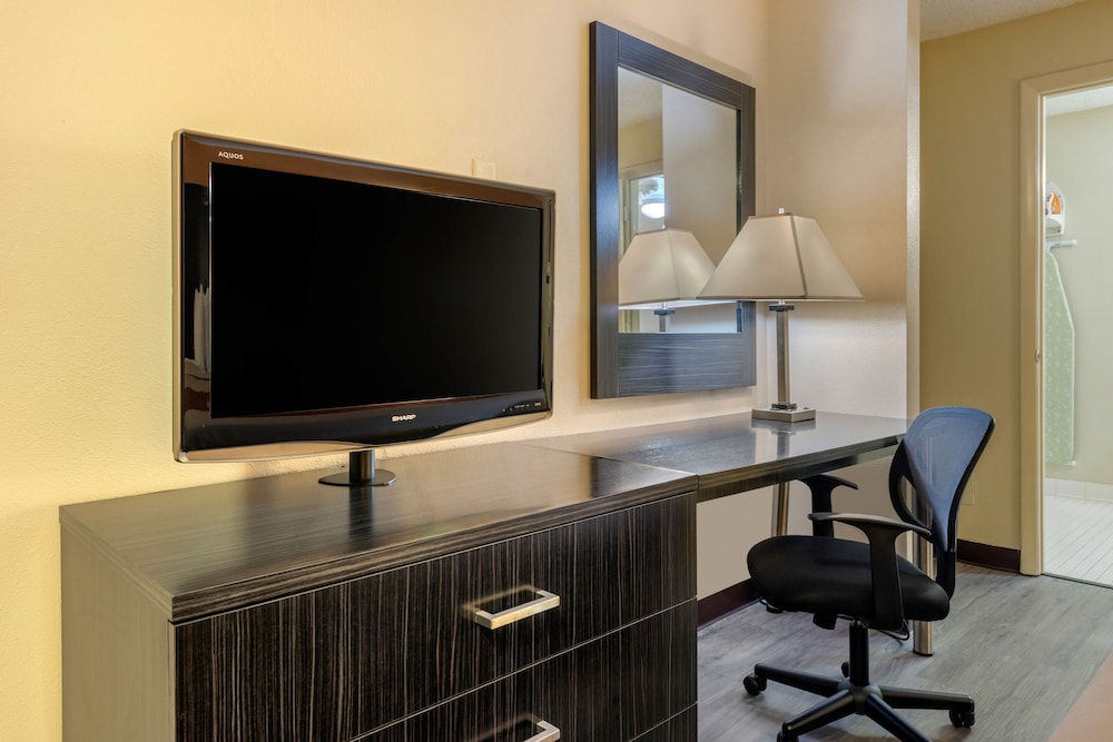 Suburban Studios International Drive 35/48