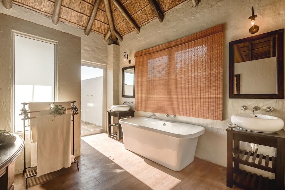 Hlosi Game Lodge 70/73