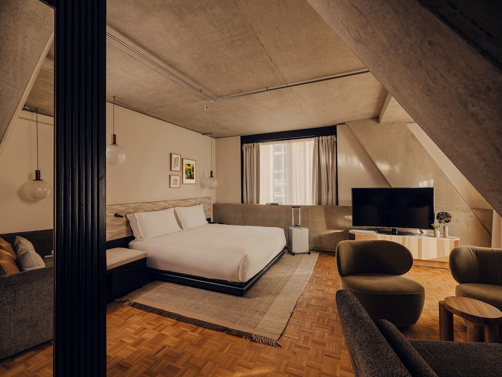 East, End, Suite, King Bed, Balcony