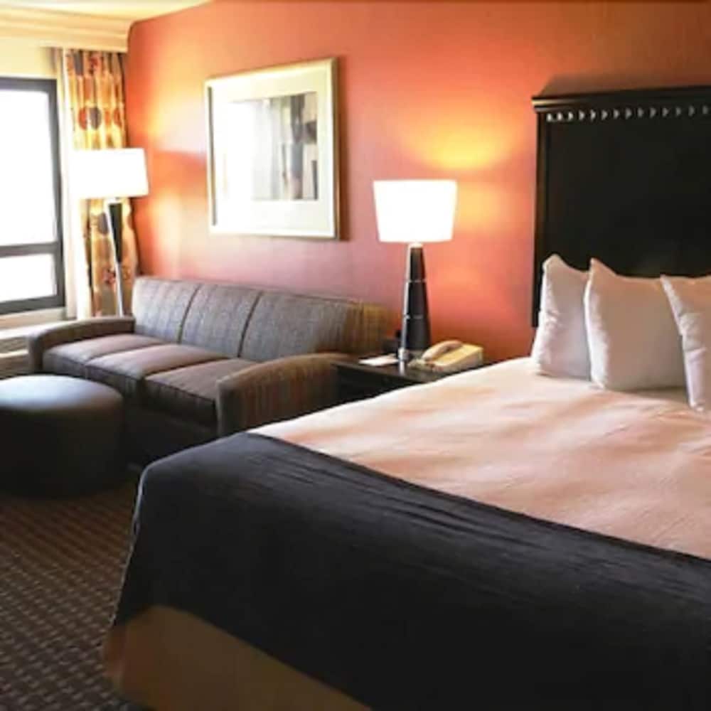 Decatur Conference Center Hotel 10/42