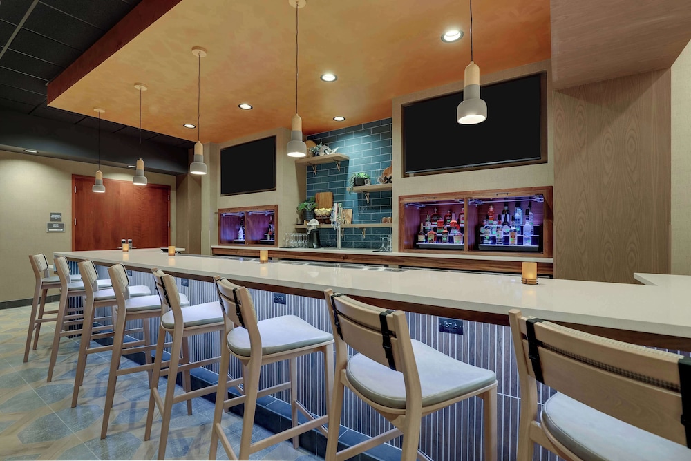 Drury Inn Suites Charlotte Arrowood 36/50