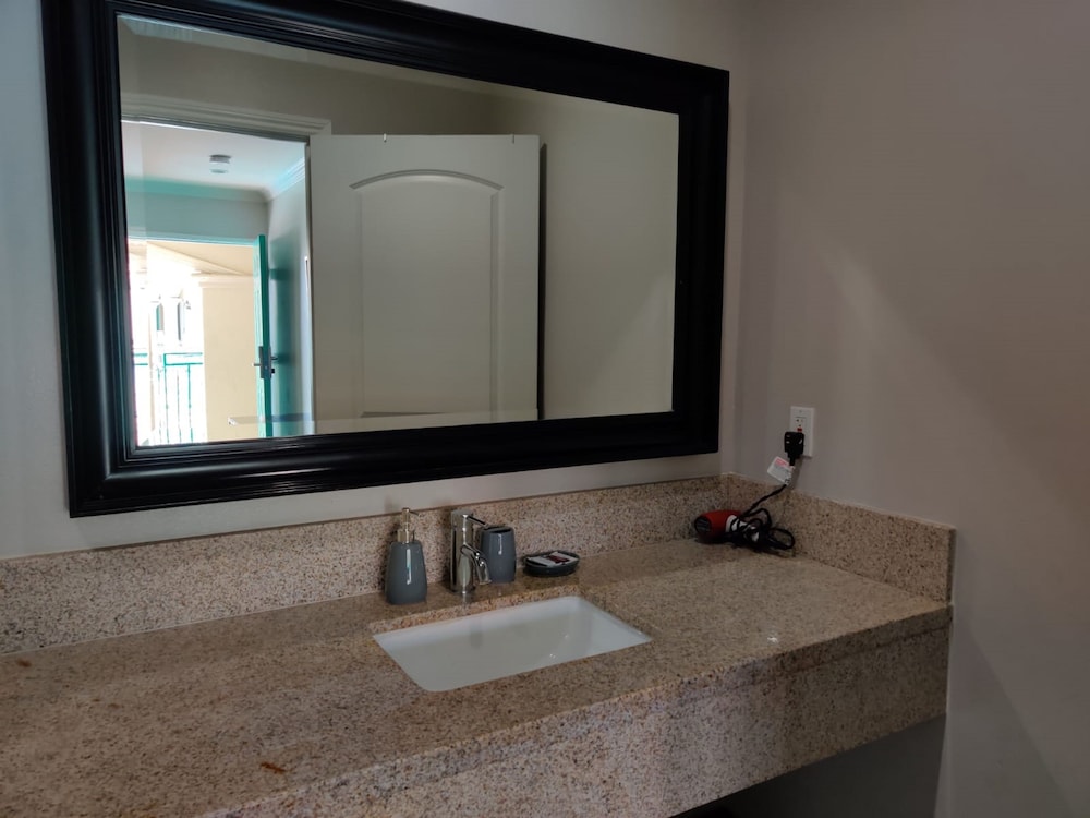 LYFE INN & SUITES by AGA - LAX Airport 41/60