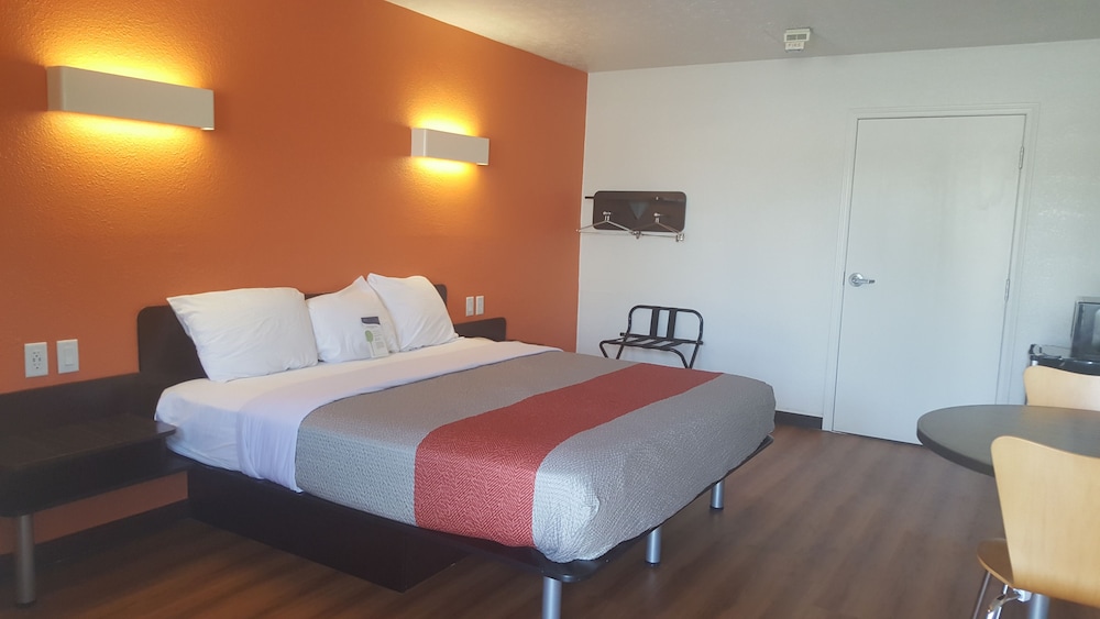 غرفة قياسية بسرير كينج لذوي الإعاقة، Motel6 Columbus, OH - OSU 8/10