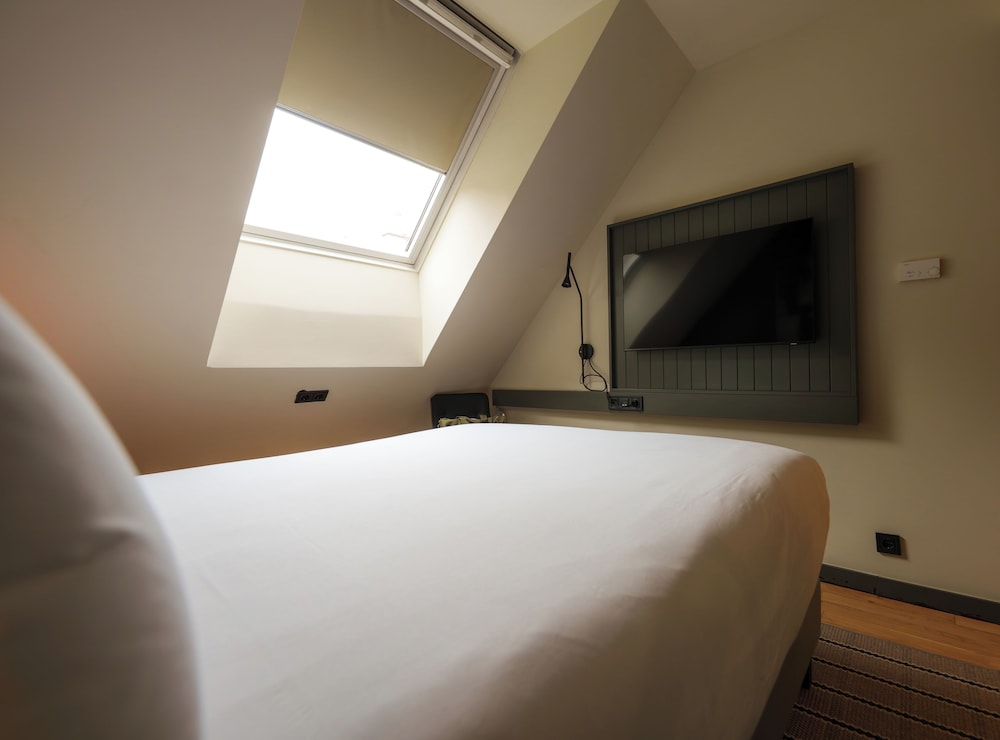Honest Budapest by Chic & Basic 32/81