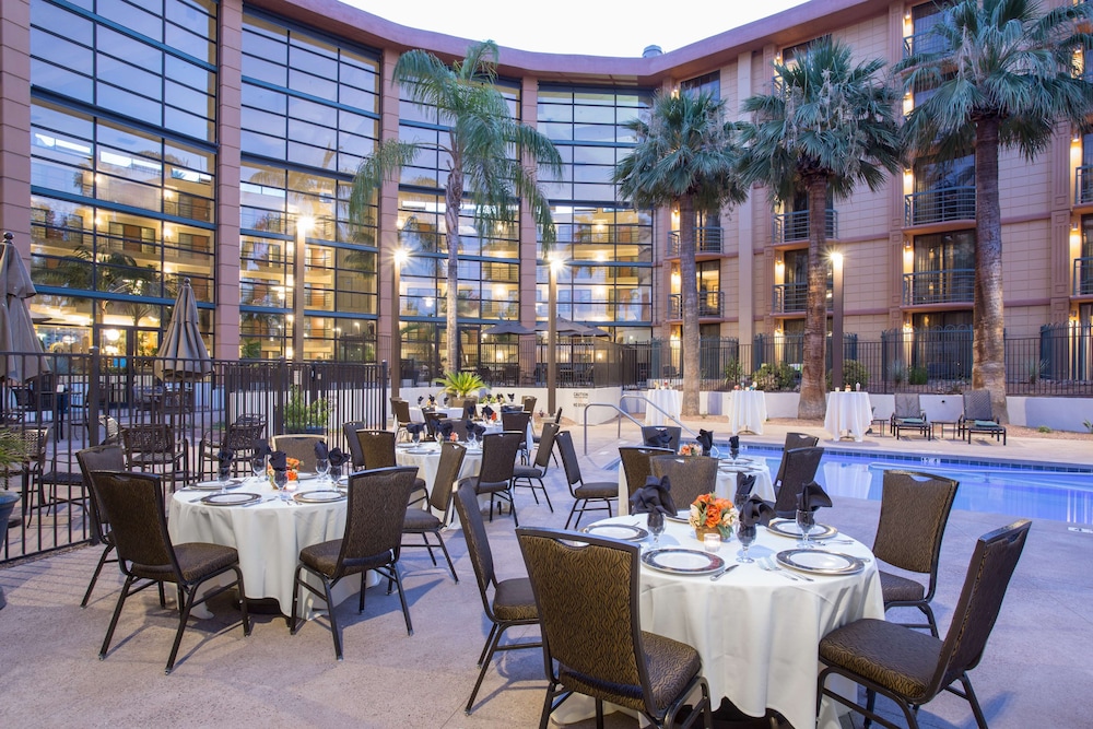 Embassy Suites by Hilton Phoenix Biltmore 26/45