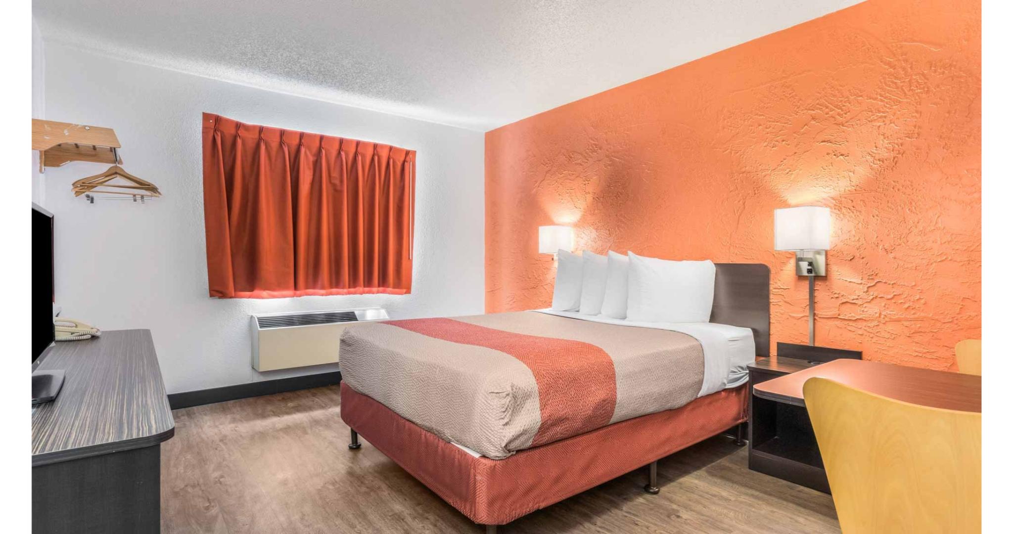 1 Queen Bed - Non-Smoking