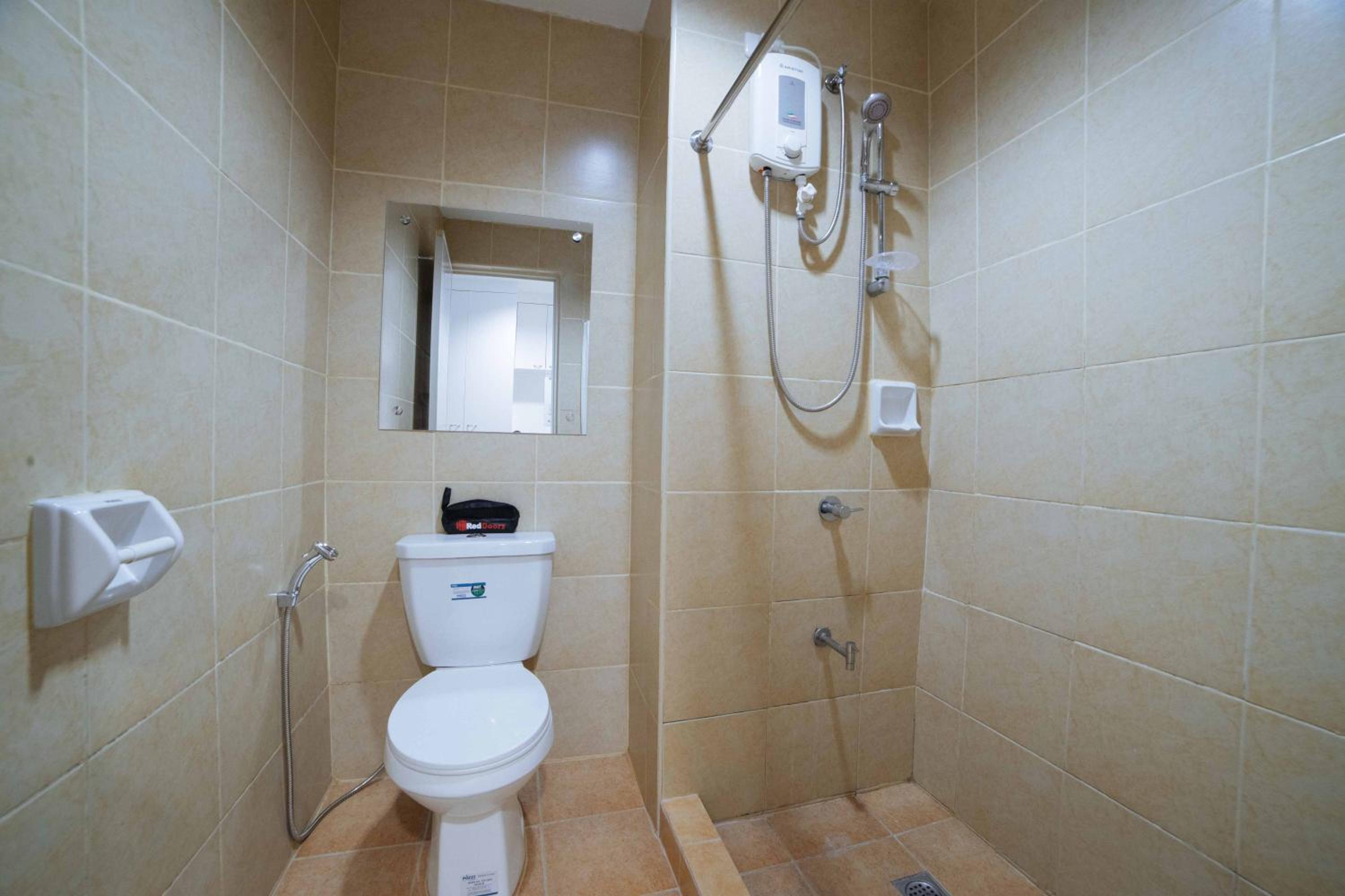 Reddoorz Plus Roxas St. Davao 46/49