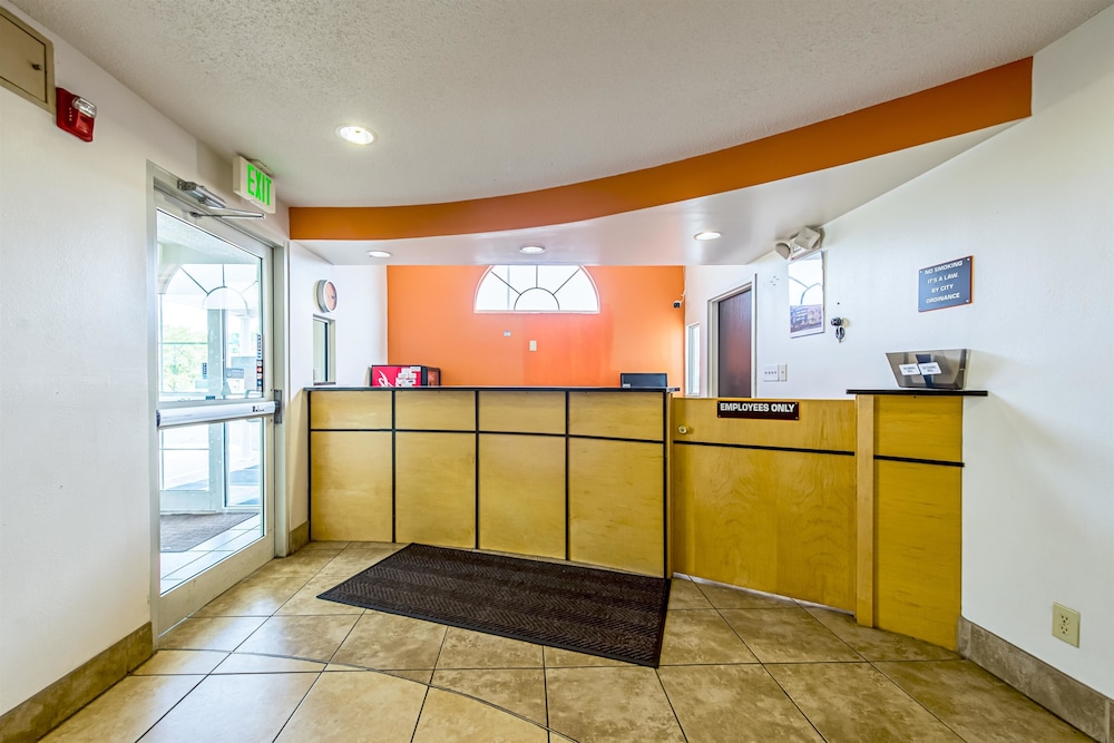 Lobby at Motel6 Indianapolis, IN, INDIANAPOLIS - IN