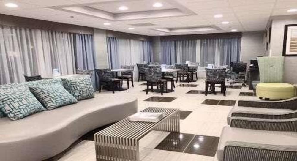 Wyndham Garden Charlotte Executive Park 18/23
