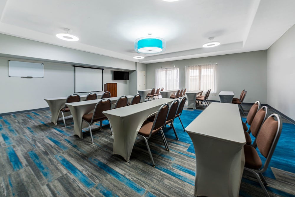 La Quinta Inn & Suites by Wyndham Orange 46/56