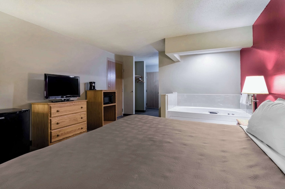 جناح بسرير كينج لذوي الإعاقة، Rodeway Inn Hesston, KS 3/10