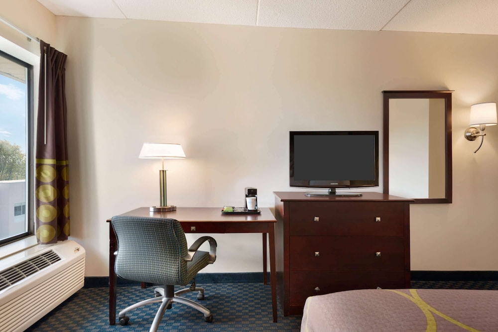 Super 8 By Wyndham Liverpool Syracuse North Airport 16/24