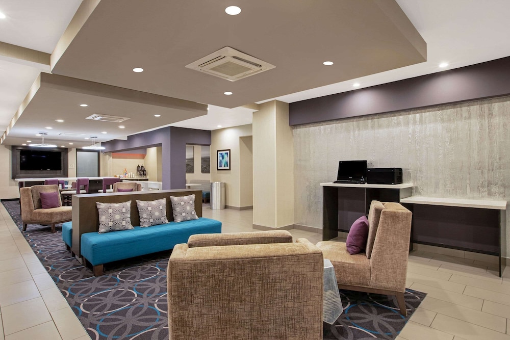 La Quinta Inn & Suites by Wyndham Fayetteville 44/59