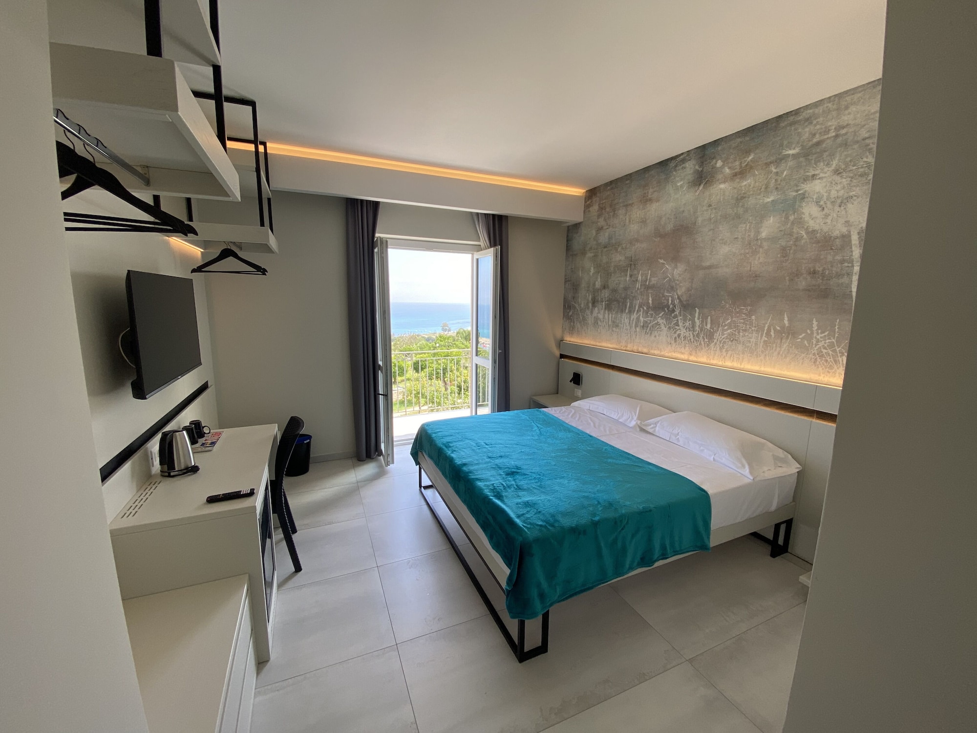 FAMILY SUITE, KING AND TWIN BEDS