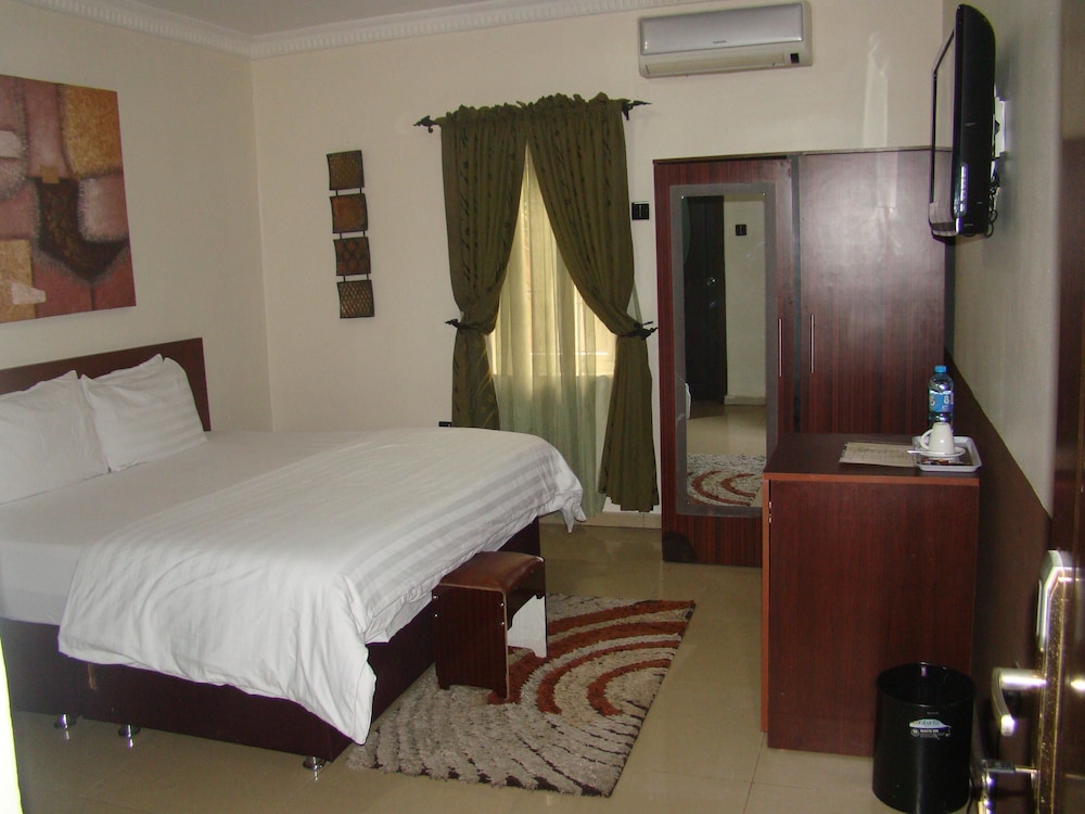 CHARLIE'S PLACE AND SUITES 19/50