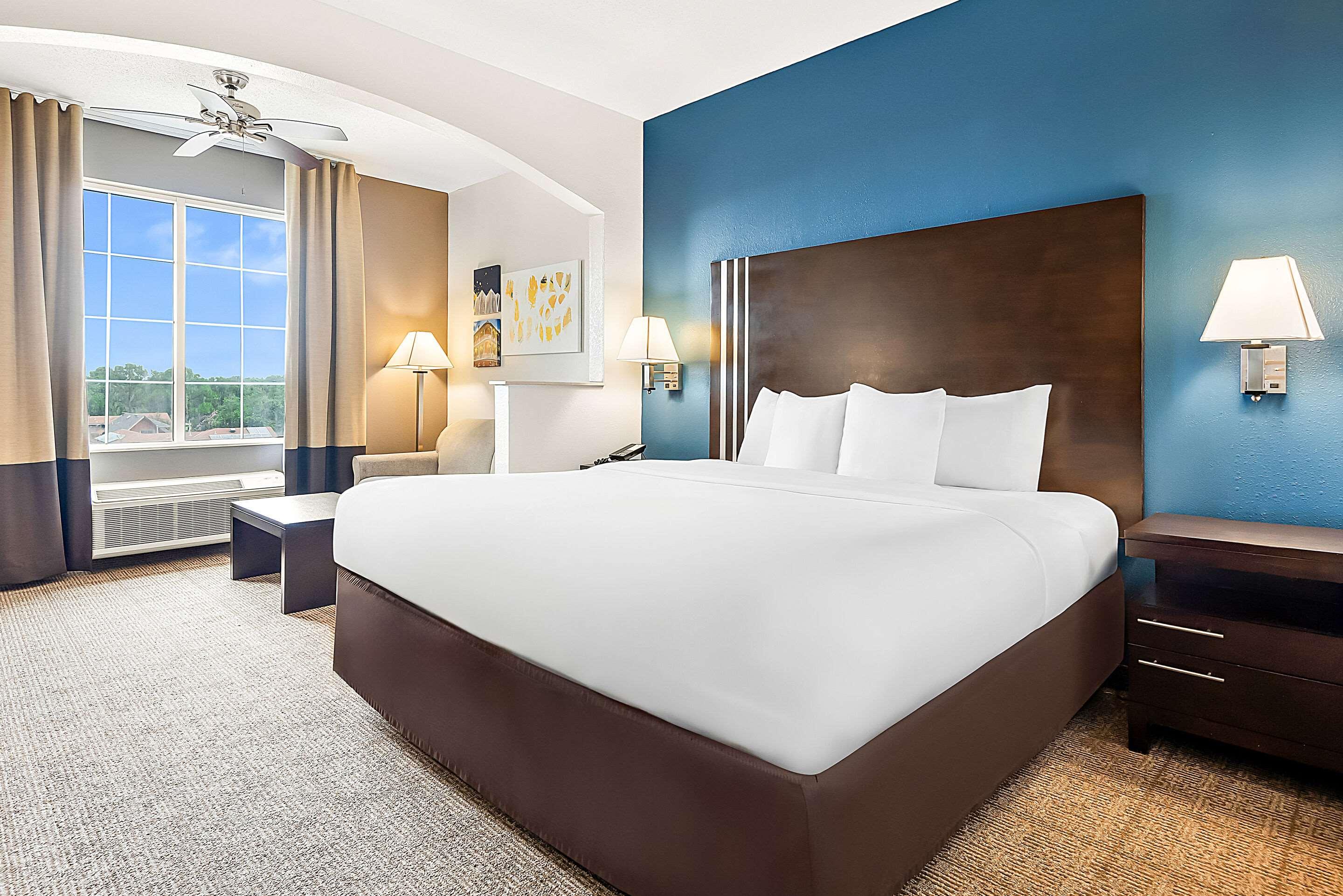 SUITE, KING BED