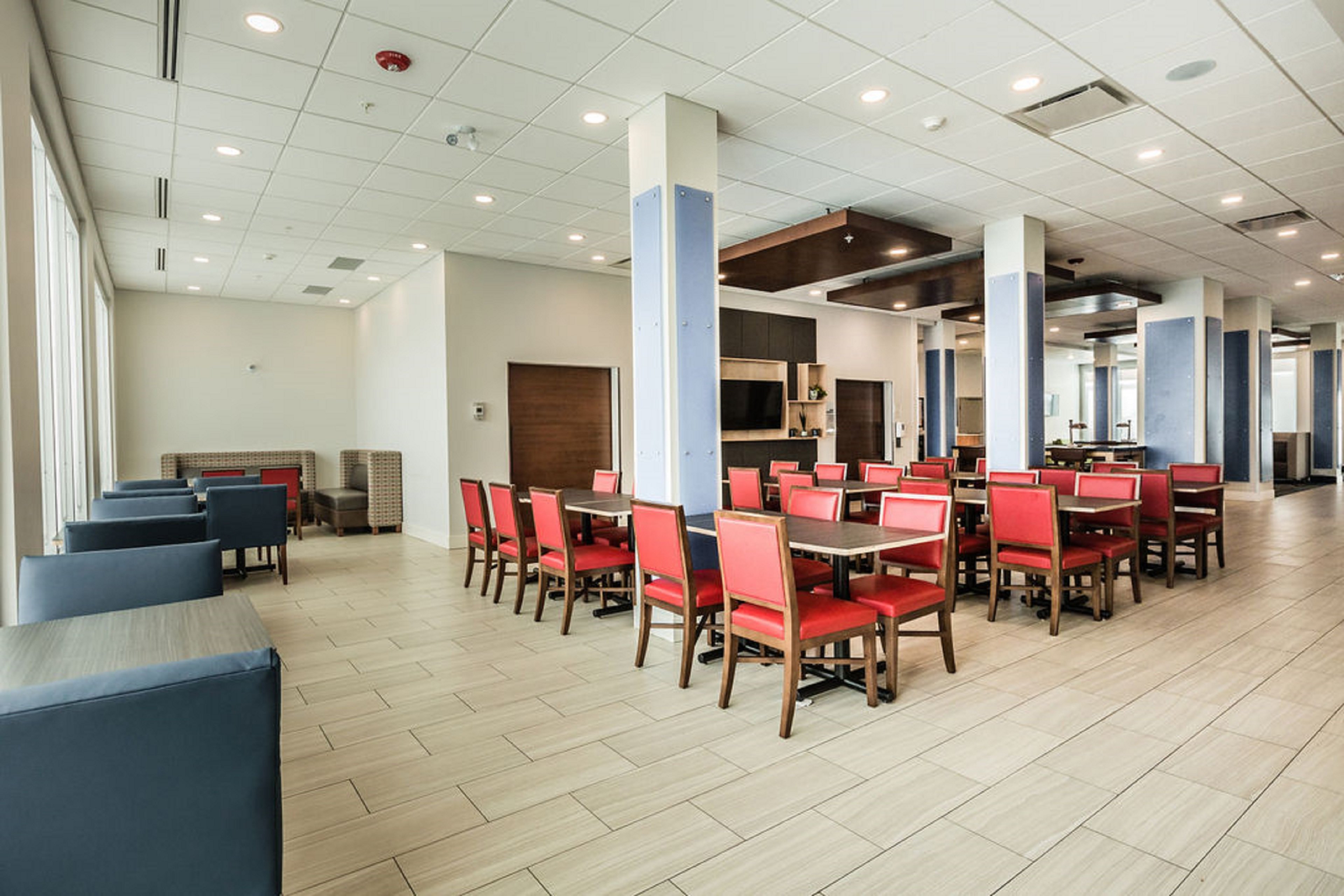 Holiday Inn Express Suites Edmonton N St Albert 57/72