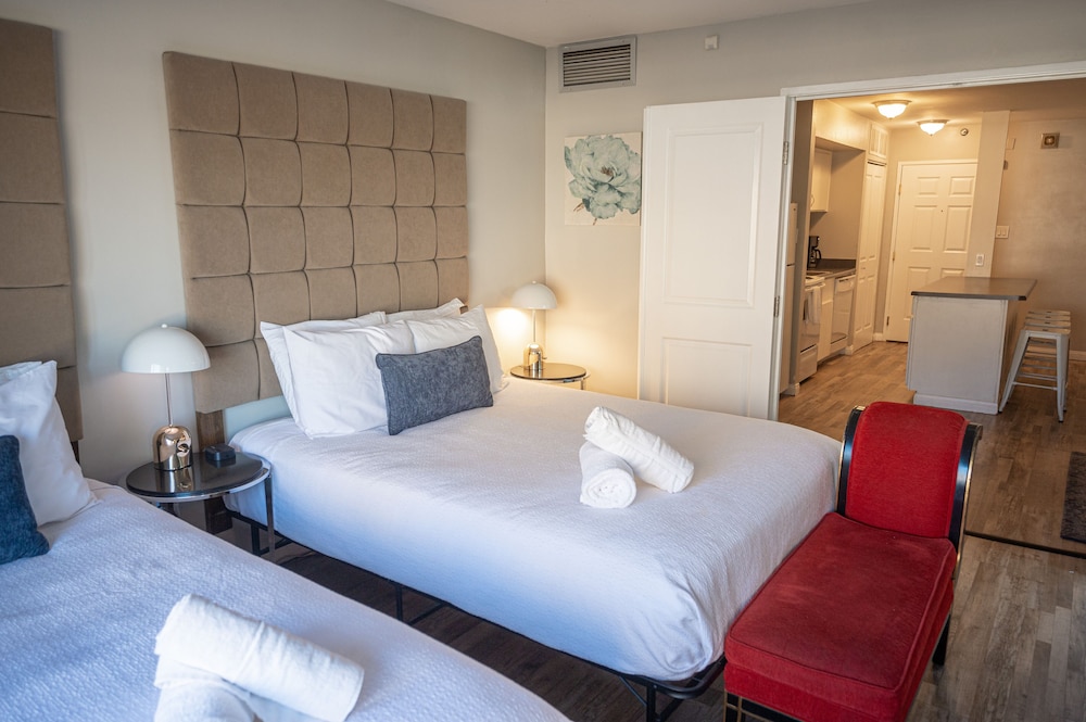 1Bd1Ba w BonusRM Stay Together Suites 28/62